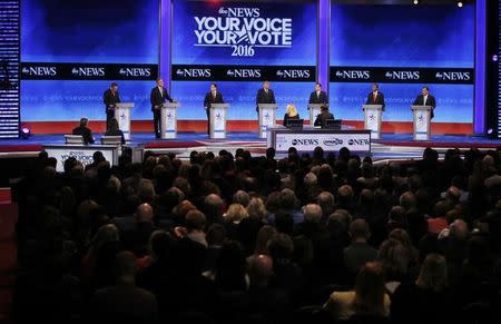 Republican U.S. presidential candidates (L to R) Governor John Kasich, former Governor Jeb Bush, Senator Marco Rubio, businessman Donald Trump, Senator Ted Cruz, Dr. Ben Carson and Governor Chris Christie (R) discuss an issue at the Republican U.S. presidential candidates debate sponsored by ABC News at Saint Anselm College in Manchester, New Hampshire February 6, 2016. REUTERS/Carlo Allegri