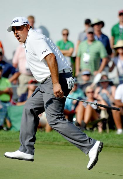 Angel Cabrera reacts on the 18th hole after just missing s birdie putt. (AP)