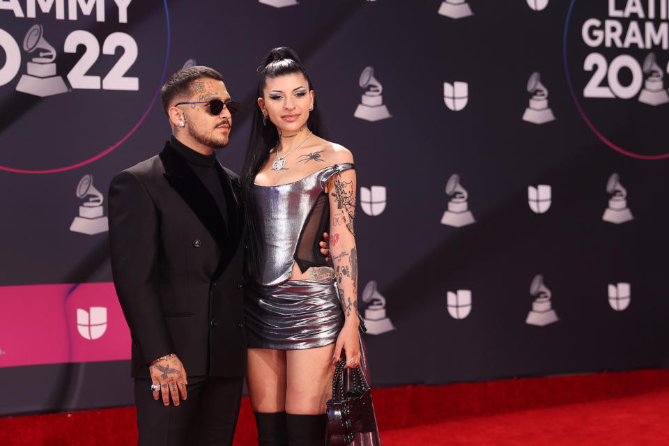 Christian Nodal (izq) y Cazzu en los Premios Latin Grammy en Michelob ULTRA Arena 2022 en Las Vegas, Nevada. (Photo by Omar Vega/FilmMagic)