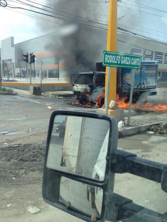 A cartel attacked Mexican security forces and set fire to vehicles in reaction to a drug lord's arrest in the city of Reynosa, near the US border, unleashing gunfights that killed at least three gunmen and wounded two officers, on April 17, 2015