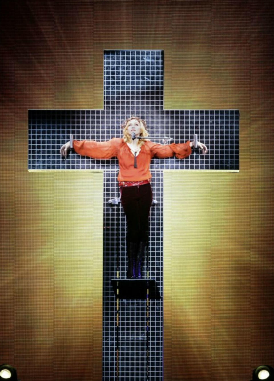 <p>En su gira ‘Confessions Tour’ de 2006, Madonna aparecía en el escenario crucificada en neones, lo que provocó la ira de la Iglesia Católica. En total, la ambición rubia ha sido excomulgada en tres ocasiones. (Foto: Getty Images). </p>