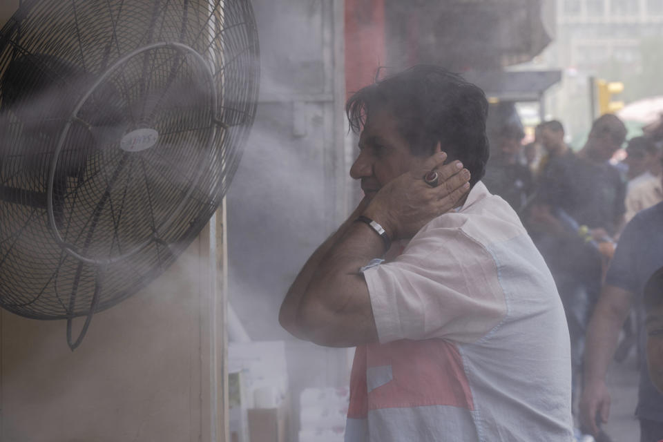 ARCHIVO - Un hombre se refresca bajo una ducha al aire libre en Bagdad, Irak, el jueves 6 de julio de 2023. Mientras el planeta bate récords de calor, debilitando y enfermando a la gente, merece la pena recordar que las olas de calor han inspirado esfuerzos por prevenir sus efectos. (AP Foto/Hadi Mizban, Archivo)