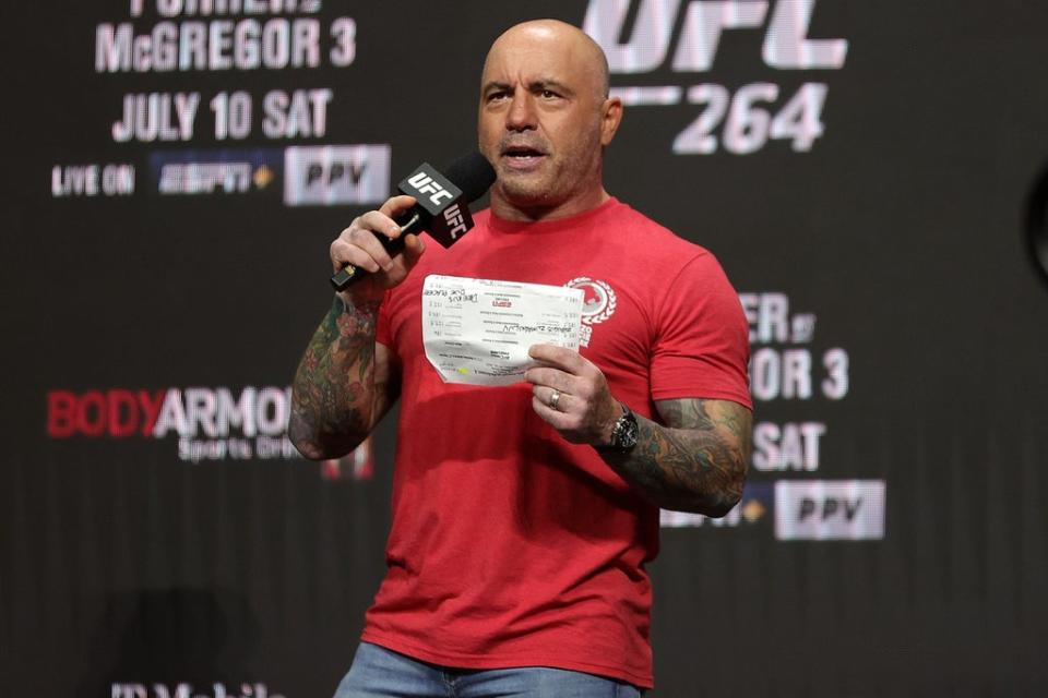 Joe Rogan en función de anunciador en el ring de UFC en Las Vegas, Nevada, el verano pasado (Getty)