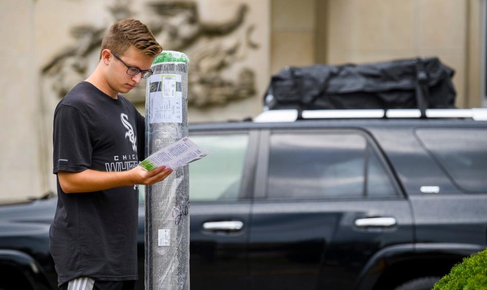 Incoming freshman David Klem, from Chicago, looks over the locator map during the first day of Welcome Week at Indiana University Sunday, Aug. 14, 2022.