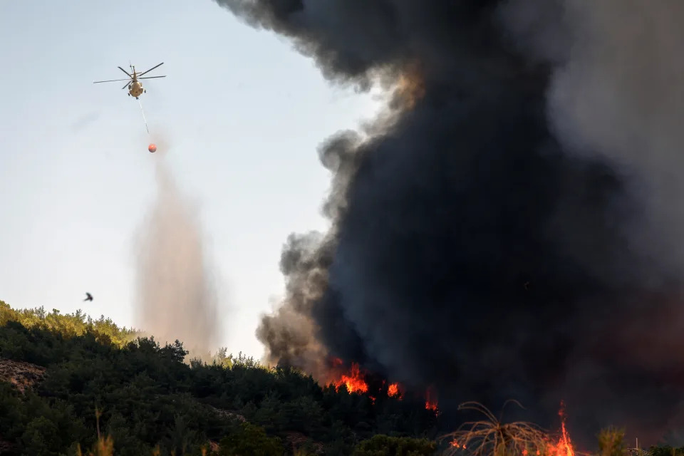 <p>Los bomberos desplegaron siete aviones y un helicóptero para combatir las llamas y posteriormente fueron llegando más refuerzos desde el norte de Grecia para tratar de controlar el incendio. (Foto: Elias Marcou / Reuters).</p> 