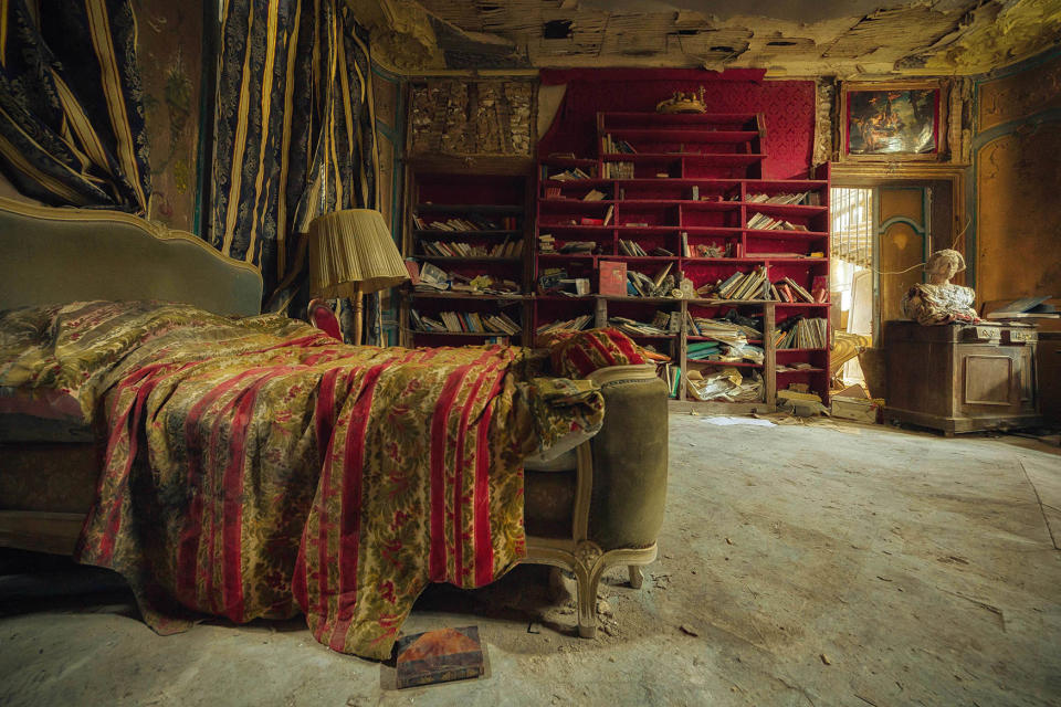 <p>An abandoned regal looking bedroom. (Photo: Stefan Baumann/Media Drum World/Caters News) </p>