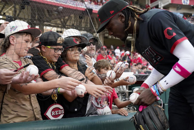 Joe Burrow takes batting practice with Reds, talks Elly De La Cruz