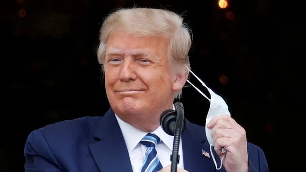 Trump se quita la mascarilla