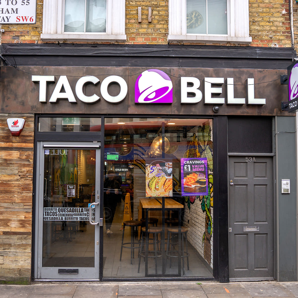 Taco Bell storefront exterior