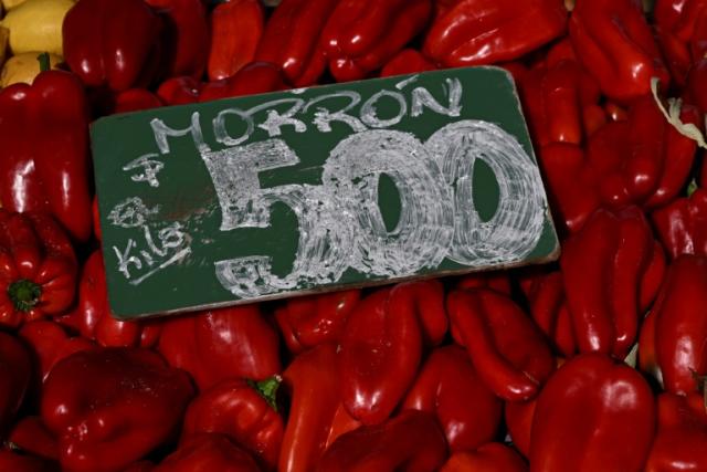 Le prix au kilo de poivrons sur un marché de Buenos Aires, le 12 mai 2023, alors que l'Argentine connait une très forte inflation