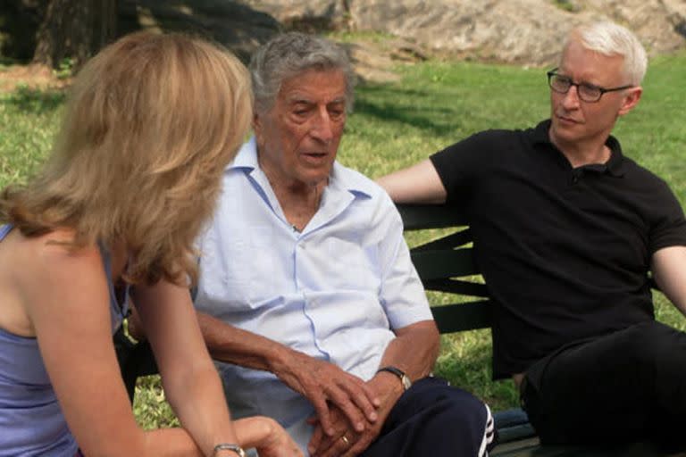 Susan Crow, Tony Bennett y el conductor Anderson Cooper en una conmovedora postal cuando el músico ya estaba enfermo