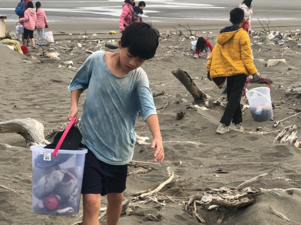 竹市香山少年水環境巡守隊進行清除海岸垃圾淨灘活動，並榮獲一一０年全國「特優獎」。（新竹市環保局提供）