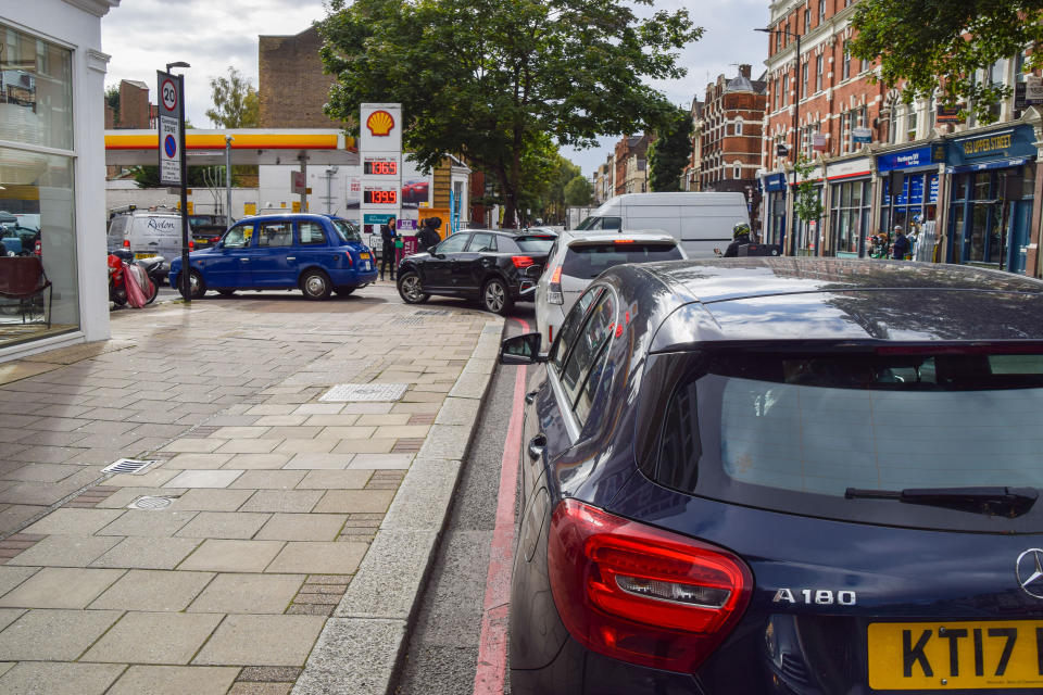 LONDON, UNITED KINGDOM - 2021/09/28: Cars queue at a reopened Shell petrol station in Islington as the fuel shortage continues. 
Many stations have run out of petrol due to a shortage of truck drivers linked to Brexit, along with panic buying. (Photo by Vuk Valcic/SOPA Images/LightRocket via Getty Images)