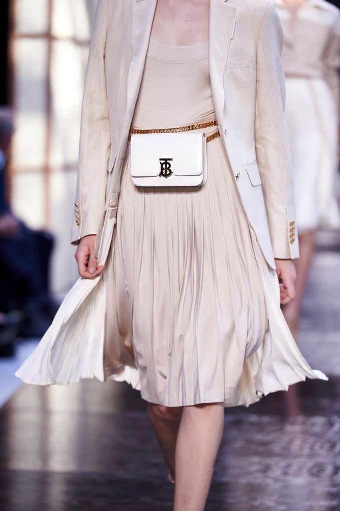 Bei Burberry wird die Bauchtasche im Frühjahr 2019 gewickelt. (Bild Getty images)