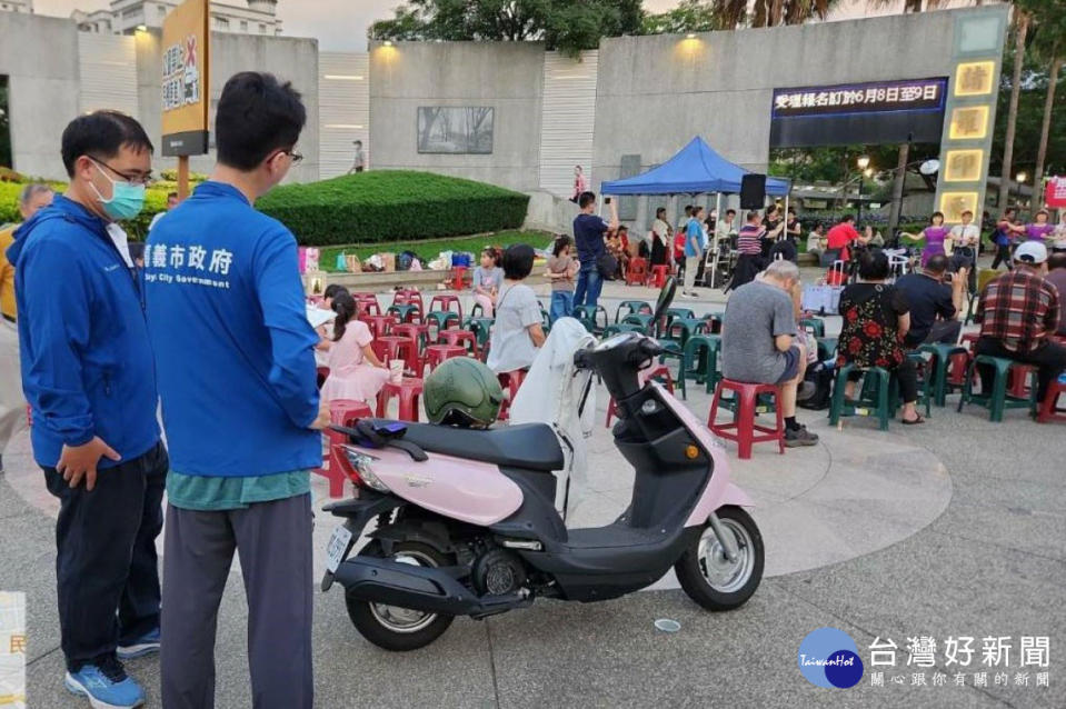 民眾將機車駛入公園並違規停放／