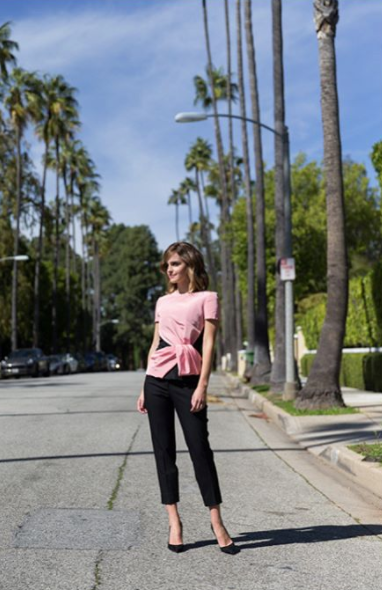 <p>Emma a opté pour un style élégant à Los Angeles, vêtue d’un pantalon Oscar de la Renta et de chaussures Burberry, faites à la main en Italie. <em>[Photo : Instagram/The Press Tour]</em> </p>