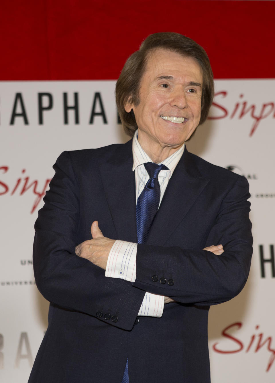 ARCHIVO - El cantante español Rafael Martos, conocido como Raphael, posa al llegar a una conferencia de prensa para promover la gira por México de su álbum "Sinphonico" en la Ciudad de México el 9 de febrero de 2016. Raphael celebra 60 años de carrera con la serie documental “Raphaelismo” que debuta el 6 de octubre de 2022 en el servicio de streaming ViX+. (Foto AP/Rebecca Blackwell, archivo)