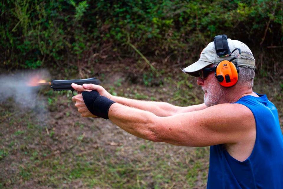 Jeff Meling dispara un arma de mano Sig Sauer de 9 mm en Shoot GTR, ubicado en 1610 NW 65th Pl., en Gainesville, Florida, el 20 de septiembre de 2023.