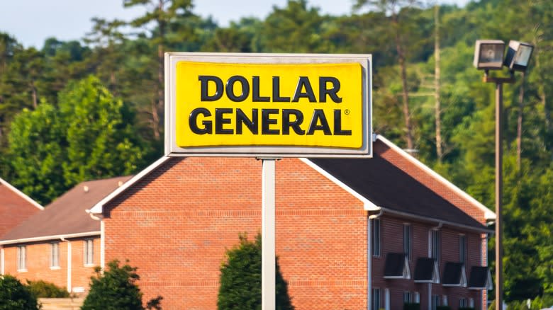 An outdoor Dollar General sign