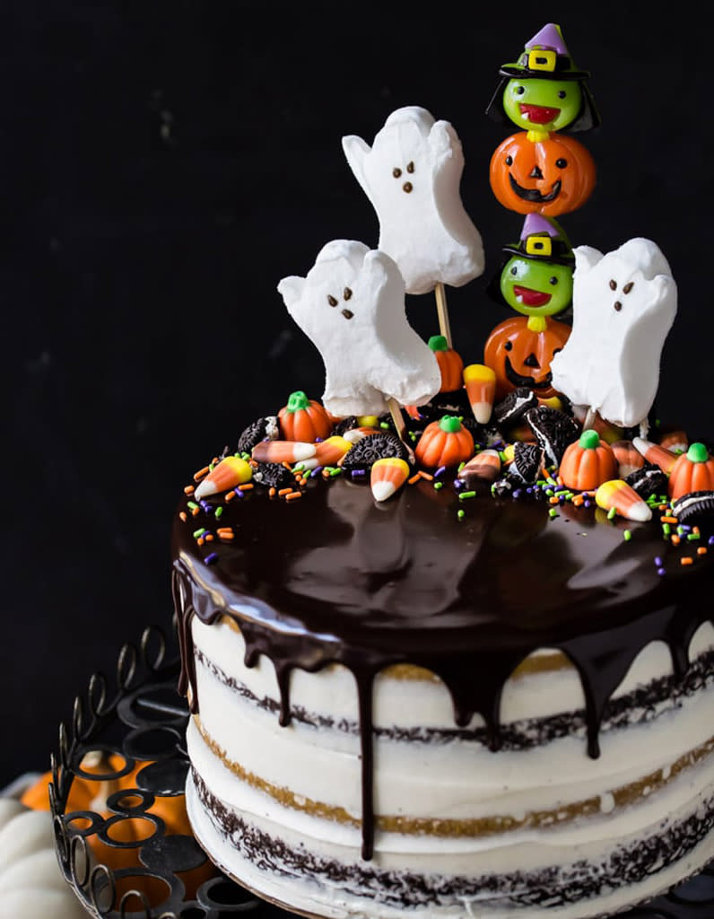 <p>Fun et colorée, cette création rassemble tout ce qu'il faut pour un gâteau d'Halloween à tomber. Des fantômes en chamallows, des bonbons en formes de dents, des bonbons citrouilles, et de délicieuses têtes de sorcières. A copier d'urgence.</p><p>Découvrez <a href="https://bakingamoment.com/pumpkin-chocolate-halloween-cake/" rel="nofollow noopener" target="_blank" data-ylk="slk:la recette;elm:context_link;itc:0;sec:content-canvas" class="link ">la recette</a></p><br>