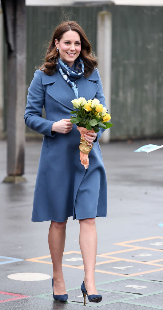 <p>Am 23. Januar recycelte die Herzogin von Cambridge einen blassblauen Mantel von Sportmax für einen Besuch der Roe Green Grundschule.<br>Das erste Mal trug ihn Kate Middleton 2015, als sie mit Prinzessin Charlotte schwanger war. Sie vervollständigte den Look mit Rupert Sanderson Schuhen und einem 100 Euro teuren bedruckten Schal von Beulah London. <em>[Bild: Getty]</em> </p>