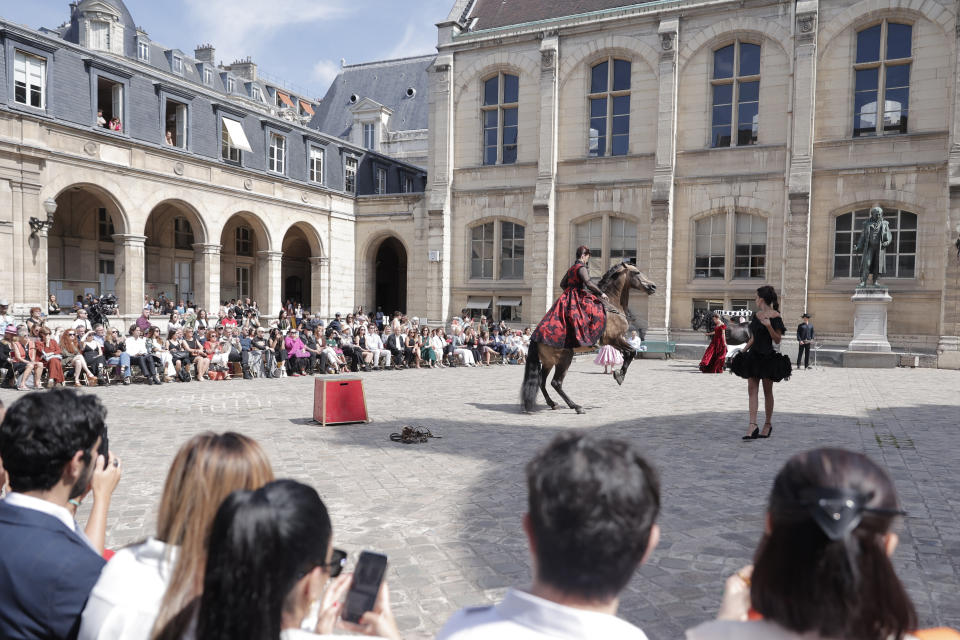 Una modelo luce una creación en el desfile de la colección de alta costura otoño/invierno 2022-2023 de Franck Sorbier el miércoles 6 de julio de 2022 en París. (Foto AP/Lewis Joly)