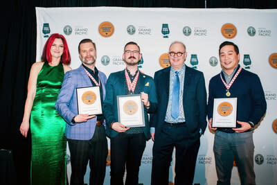 Co-Hosts Davin de Kergommeaux &amp; Heather Leary with the Proximo Spirits Canada team, who received three awards and four medals during the ceremony. (CNW Group/Canadian Whisky Awards)