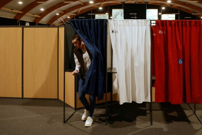 Un électeur sort de l'isoloir dans un bureau de vote du Touquet, dans le Pas-de-Calais, le 24 avril 2022 - Ludovic MARIN © 2019 AFP