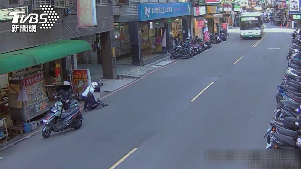 警方當街逮捕詐團成員。（圖／TVBS）