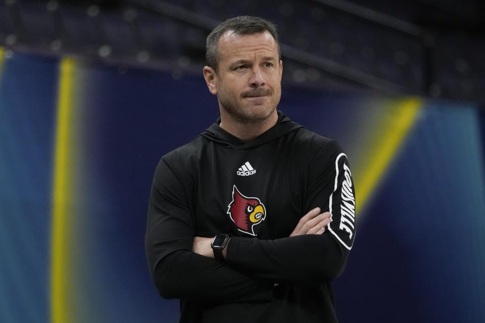 Louisville head coach Jeff Walz watches during a practice session for a college basketball game in the semifinal round of the Women's Final Four NCAA tournament Thursday, March 31, 2022, in Minneapolis. (AP Photo/Charlie Niebergall)