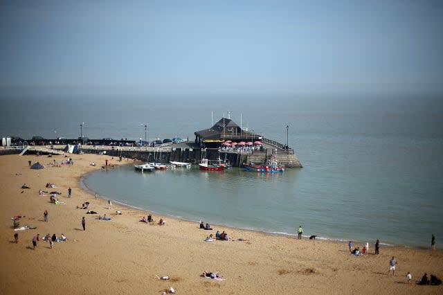 Man complains to police about hot weather