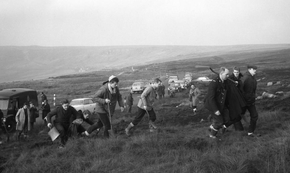 Police search for bodies on Saddleworth Moor