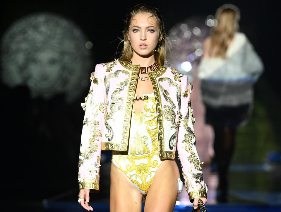 MILAN, ITALY - SEPTEMBER 26: Lila Grace Moss Hack walks the runway at the Versace special event during the Milan Fashion Week - Spring / Summer 2022 on September 26, 2021 in Milan, Italy. (Photo by Daniele Venturelli/Daniele Venturelli / Getty Images )