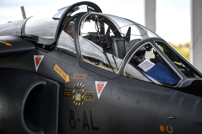 Un pilote ukrainien stagiaire (d) et un instructeur militaire français (g) se préparent avant un vol à bord d'un avion de combat Alpha Jet, sur une base aérienne de l'armée française dans le sud-ouest de la France, le 14 juin 2024 (Christophe ARCHAMBAULT)