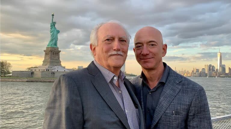 Jeff Bezos, junto a su padre adoptivo, Miguel Ángel Bezos