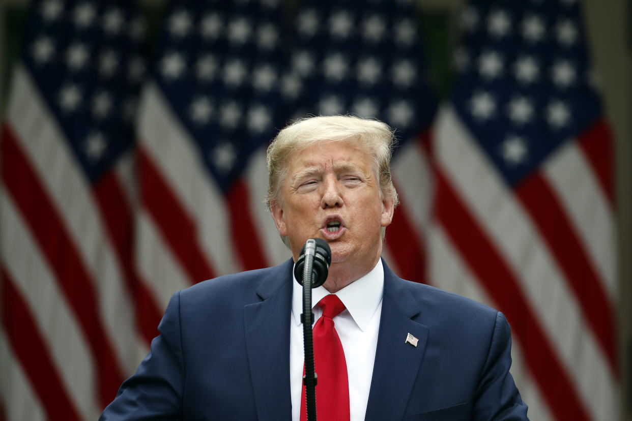 El presidente estadounidense Donald Trump habla en los jardines de la Casa Blanca el viernes, 29 de mayo del 2020. (AP Foto/Alex Brandon)