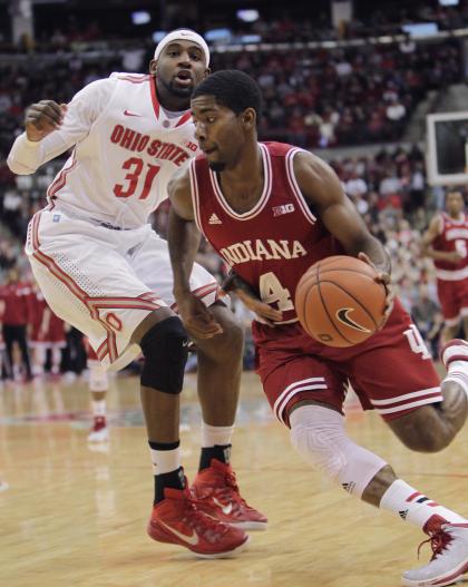 Indiana&#39;s Robert&nbsp;Johnson (R) drives past Ohio State's Anthony Lee on Sunday. (AP)