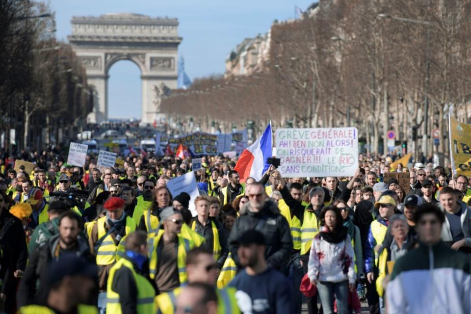 <p>Les manifestants devaient se rejoindre dans plusieurs points de Paris. Ils devaient d’abord se retrouver sur la place de la République, pour plusieurs rassemblements statiques, entre 14 et 18 heures, entre 16 et 20 heures et enfin entre 18 et 22 heures. Toujours à Paris, plusieurs manifestations ont été déclarées en préfecture. Un premier cortège devait partir de l’avenue des Champs-Élysées à 13 heures, pour rejoindre le Champs de Mars à 17 heures. Il devait passer par la Place de l’Alma, le pont des Invalides, ou encore l’avenue de la Tour-Maubourg. Pour ce « dimanche jaune », le mot d’ordre des organisateurs était de rester « pacifique ».<br>(Crédit : Getty Images) </p>