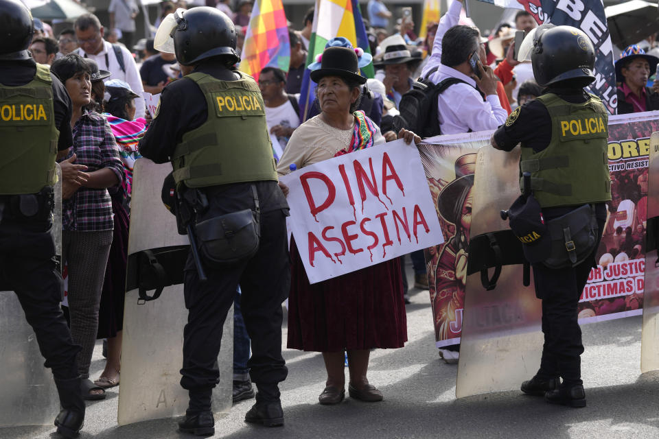 Una manifestante antigubernamental sostiene un cartel con un mensaje que dice "Dina asesina", en referencia a la presidenta Dina Boluarte durante una manifestación con motivo del Día Internacional de los Trabajadores, en Lima, Perú, el miércoles 1 de mayo de 2024. (AP Foto/Martín Mejía)