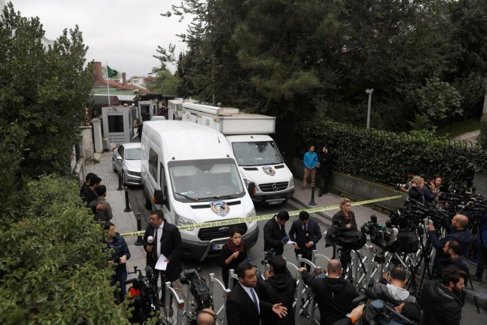 Turkish police arrive to investigate the Saudi Arabian consulate general residence (Getty Images)