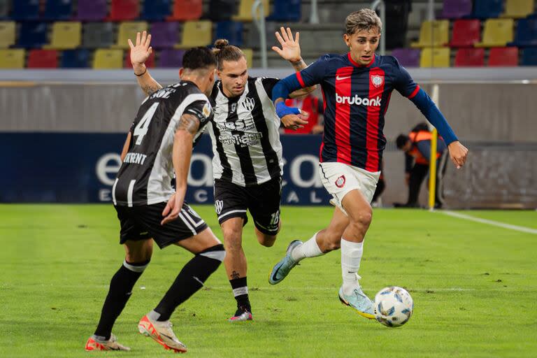 Irala intenta avanzar ante Torrent y Nuss; San Lorenzo finalizó su participación en la Copa de la Liga con tres partidos sin victorias