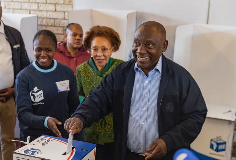 El presidente sudafricano, Cyril Ramaphosa, emite su voto en un colegio electoral, en Soweto 