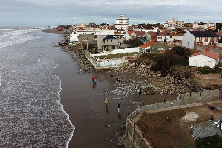 La línea de casas afectadas por las sudestadas en Mar del Tuyú