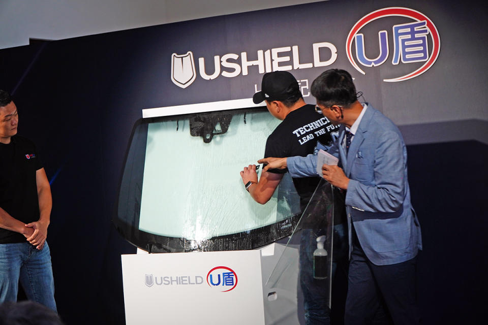 E&B株式会社李泰星社長現場示範創新「SKINEX UNIQ外貼式防刮汽車隔熱紙」的施作工法。