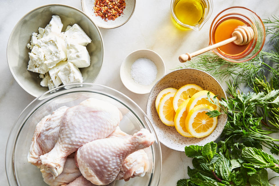 Ingredientes para el pollo asado con chile, miel, limón y feta, en Nueva York, el 28 de abril de 2021. Estilista de alimentos: Judy Kim. (Linda Xiao/The New York Times)

