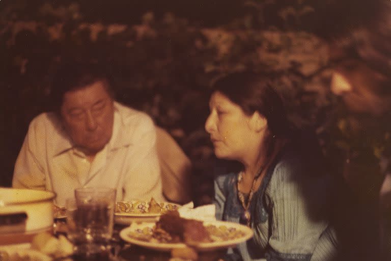 Mercedes Sosa en una comida con Atahualpa Yupanqui