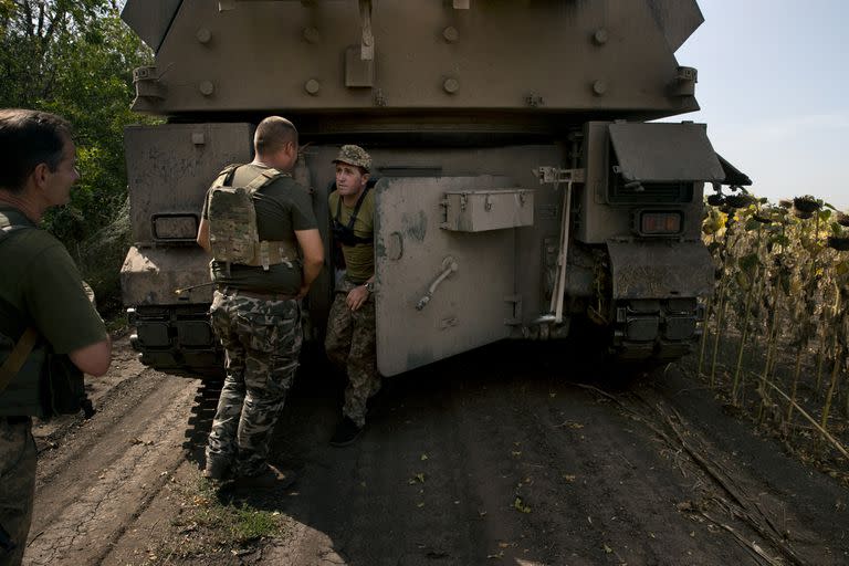 Soldados ucranianos operan un obús Krab disparando contra posiciones rusas en la región de Donetsk de Ucrania el 24 de agosto de 2022.