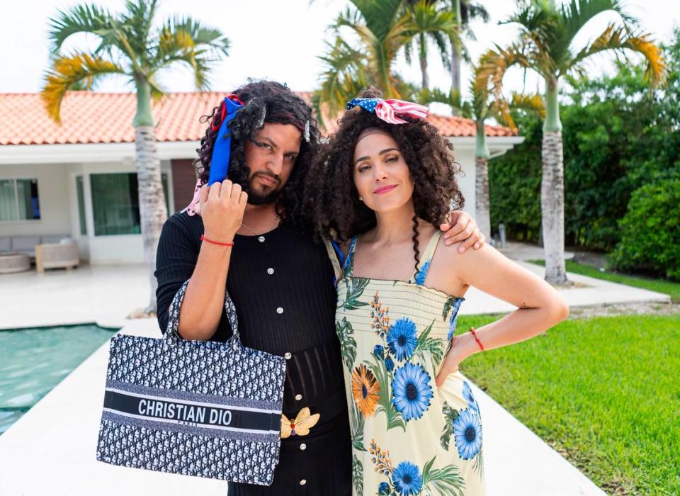 Los cómicos e influencers de las redes sociales Aly Sánchez y José Mesa en sus personajes de Amy de las Mercedes y Yoyi, en una casa el miércoles 5 de julio de 2023, en Miami, Florida. 