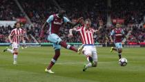 Britain Football Soccer - Stoke City v West Ham United - Premier League - bet365 Stadium - 29/4/17 West Ham United's Cheikhou Kouyate in action with Stoke City's Glenn Whelan Reuters / Andrew Yates Livepic