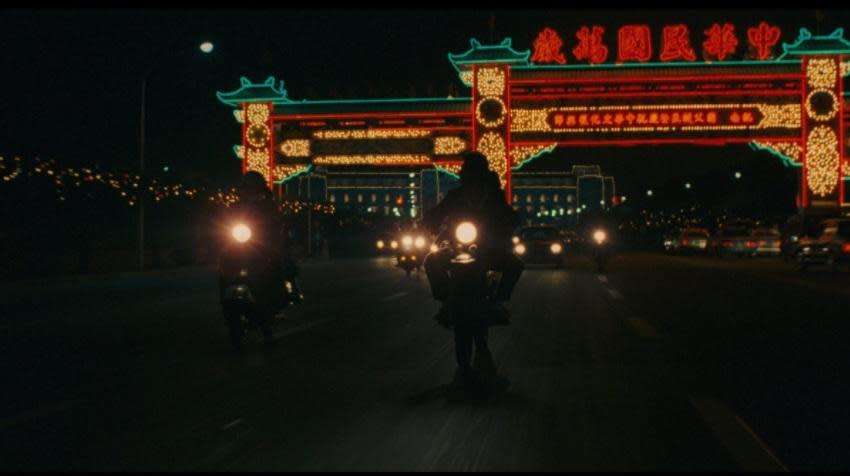 《青梅竹馬》裡一群人騎摩托車、呼嘯而過總統府前博愛特區的經典畫面。（傳影互動提供）